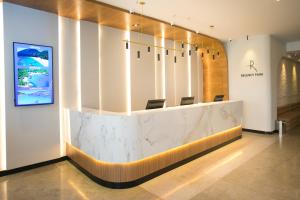 a lobby with a large marble counter with chairs at Regency Park Hotel - SOFT OPENING in Rio de Janeiro