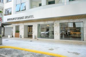een parkeerplaats voor een parkeergarage bij Regency Park Hotel in Rio de Janeiro