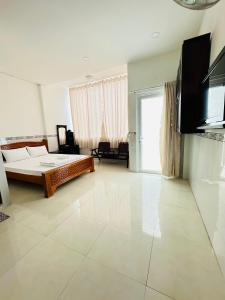 um quarto grande com uma cama e uma janela grande em MOTEL CASON em Chau Doc