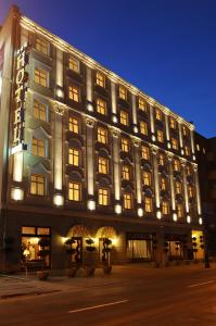 duży budynek z oświetleniem na boku w obiekcie Hotel Włoski Italia Boutique Old Town Poznań w Poznaniu