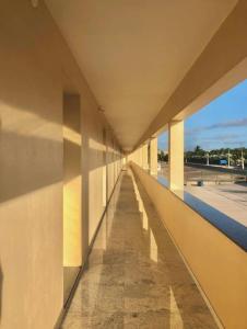 伊塔雷馬的住宿－Pousada B3M，一条有长走廊的建筑的空走廊