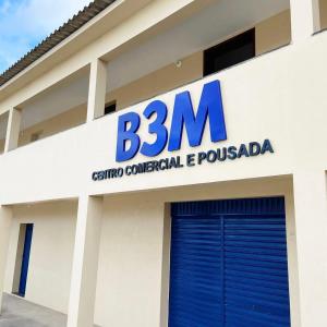 a bm sign on the side of a building at Pousada B3M in Itarema