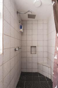 ein Bad mit einer Dusche und weißen Fliesen in der Unterkunft nice apt. Roma CDMX :) in Mexiko-Stadt