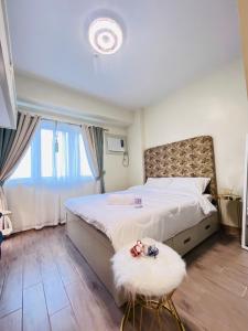 Giường trong phòng chung tại Comfy studio room