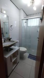 Ένα μπάνιο στο Apartamento 2 quartos na praia
