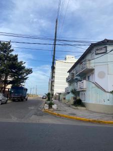 una calle con un edificio al lado de la carretera en SANBERJERE en San Bernardo
