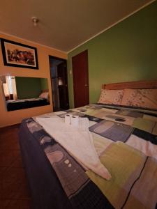 um quarto com uma cama com toalhas em Hospedaje Leo em Lima