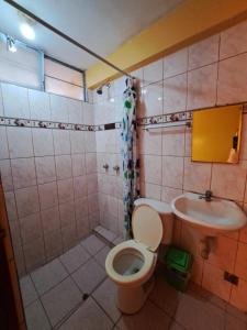 リマにあるHospedaje Leoのバスルーム(トイレ、洗面台付)