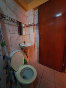 uma pequena casa de banho com WC e lavatório em Hospedaje Leo em Lima