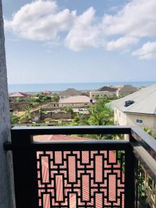 アクラにあるMankatiwa Court Apartmentsのバルコニーからの海の景色