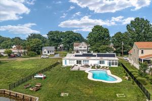 una vista aerea su una grande casa bianca con piscina di Waterfront Bliss- Ultimate Tilghman Retreat home 