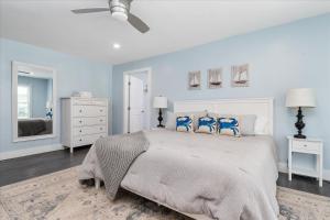 una camera da letto con un grande letto con pareti blu di Waterfront Bliss- Ultimate Tilghman Retreat home 