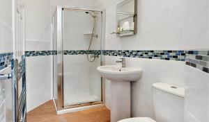 un bagno con wc, lavandino e doccia di Cavendish Central Bournemouth a Bournemouth Altre 19 foto