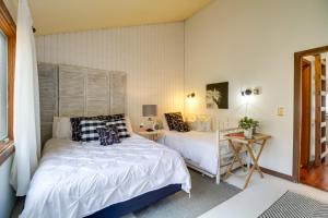 Giường trong phòng chung tại Wintergreen Resort Getaway with Deck, Mountain View!
