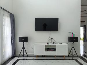 Телевизор и/или развлекательный центр в Pesona Halimun