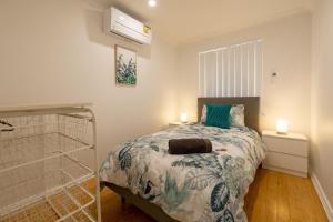 een kleine slaapkamer met een bed en een raam bij 5 Swan Valley Special 3br 15 Bth - SUPERHOG VERIFICATION REQUIRED in Perth