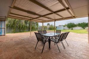 een patio met een tafel en stoelen onder een paviljoen bij 5 Swan Valley Special 3br 15 Bth - SUPERHOG VERIFICATION REQUIRED in Perth