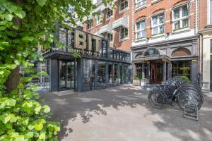 een gebouw met fietsen geparkeerd buiten een winkel bij Boutique Hotel Corona in Den Haag