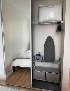 einen Spiegel in einem Schlafzimmer mit einem Bett und einem m2 großen Bett in der Unterkunft 1BR Condo DWTN Toronto - free Parking, Gym & Pool in Toronto