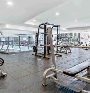 ein Fitnessstudio mit mehreren Laufbändern und einem Laufband in der Unterkunft 1BR Condo DWTN Toronto - free Parking, Gym & Pool in Toronto