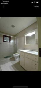 ein weißes Bad mit einem WC und einem Waschbecken in der Unterkunft Casa de campo próximo a Gramado in Três Coroas