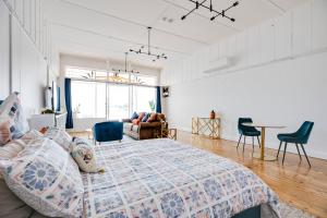 1 dormitorio con 1 cama y sala de estar en Eighty Seven Pangee St en Nyngan