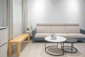 ein Wohnzimmer mit einem Sofa und einem Tisch in der Unterkunft 卡薩行旅二館 包棟民宿 in Hsia-hsing