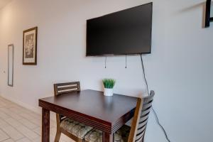 Televisyen dan/atau pusat hiburan di Unit 14 Maui Ohana Modern Studio