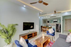 瓦斯科達伽馬的住宿－Premium 2BHK apartment with Pool Access，带沙发和电视的客厅