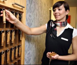 Una donna punta verso un mucchio di pistole di Hotel Stiefel a Lignano Sabbiadoro
