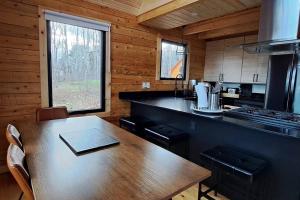 eine Küche mit einem Tisch und einer Arbeitsplatte in der Unterkunft Islander Lodge - Lochaber Lake Lodges in Antigonish