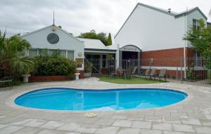 ein Haus mit Pool im Hof in der Unterkunft 6 Light Bright Home In South Perth in Perth