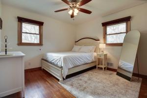 sypialnia z łóżkiem i wentylatorem sufitowym w obiekcie Oakdale Home with Deck - 7 Mi to Downtown St Paul! w mieście Oakdale