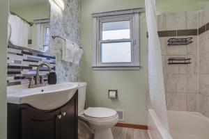 łazienka z umywalką, toaletą i oknem w obiekcie Oakdale Home with Deck - 7 Mi to Downtown St Paul! w mieście Oakdale