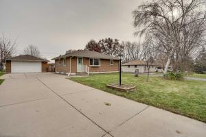 een huis met een oprit ervoor bij Oakdale Home with Deck - 7 Mi to Downtown St Paul! in Oakdale