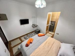 a bedroom with a bed with orange towels on it at NEAR THE PYRAMIDS Inn in Cairo