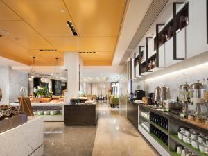 una grande cucina con bancone in un ristorante di Hampton by Hilton Shenzhen Baoan Stadium a Shenzhen