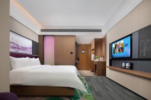 Een TV en/of entertainmentcenter bij Hampton by Hilton Shenzhen Baoan Stadium
