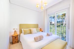 Ένα ή περισσότερα κρεβάτια σε δωμάτιο στο Spectacular Penthouse Puente Romano +26 φωτογραφίες