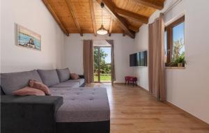 a living room with a couch and a tv at Villa Re in Svetvinčenat