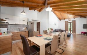 a kitchen and dining room with a table and chairs at Villa Re in Svetvinčenat