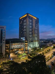 un edificio alto con luces encima en Mardhiyyah Hotel and Suites en Shah Alam