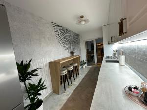 una cucina con bancone e sgabelli in una stanza di Luxury apartment , Private parking, Self Check-in64 a Craiova