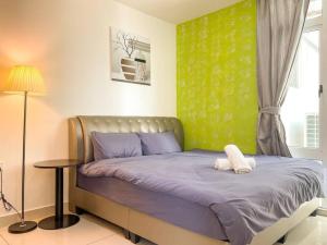 um quarto com uma cama com uma parede verde em KSL Mall 8-12 pax, 65 inc TV Nflix ,HBO , Bathtub High floor em Johor Bahru