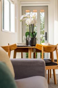 sala de estar con mesa y sillas y comedor en 2 bed Escape, Heart of Riccarton w/carpark en Christchurch