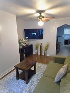 uma sala de estar com um sofá e uma televisão em 3 BR Southside Pad - Sleeps 8 - Amazing Location em Pittsburgh