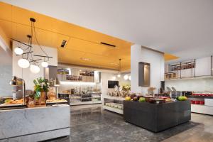 Een keuken of kitchenette bij Hampton by Hilton Shenzhen Baoan Stadium