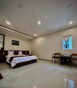 um quarto grande com uma cama e uma janela em Khách sạn Bảo Linh em Tràm Chim