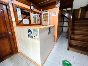einen kleinen Kühlschrank in einem Zimmer mit einer Treppe in der Unterkunft CASA DE HOSPEDAJE PEDERNALES in Pedernales