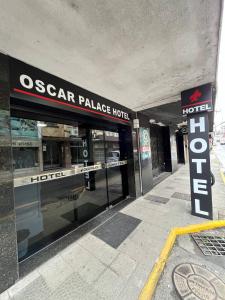 un frente de tienda con un cartel que lee Oscar Palace Hotel en Oscar Palace Hotel - SOB NOVA GESTÃO, en Tubarão